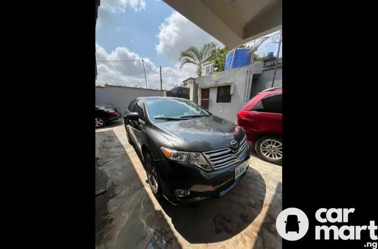 Used 2010 Toyota Venza - 2/5