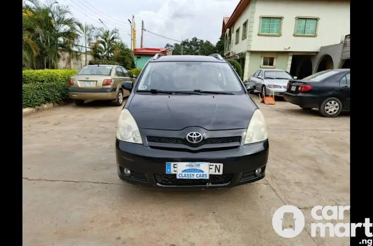 2004 Toyota Corolla Verso - 1