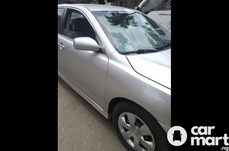 Toks 2010 Toyota Camry - 2/3