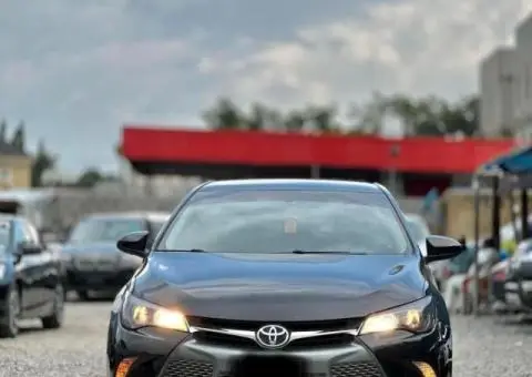 Super clean 2016 Toyota Camry SE - 2/5