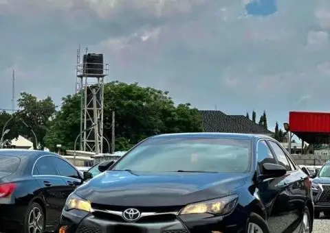 Super clean 2016 Toyota Camry SE - 1/5