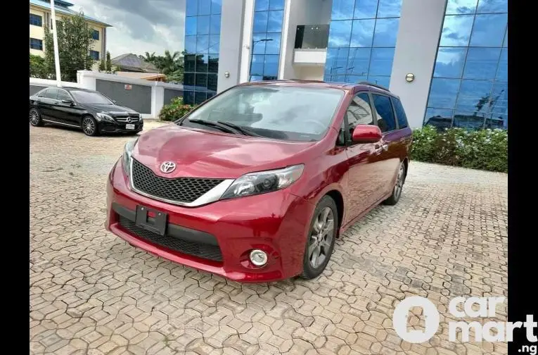 SUPER CLEAN 2013 TOYOTA SIENNA SE - 1/5