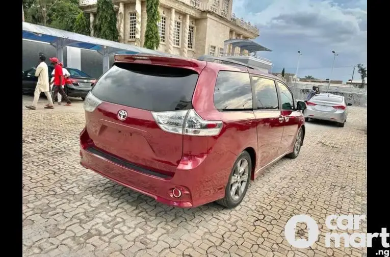 SUPER CLEAN 2013 TOYOTA SIENNA SE - 4/5