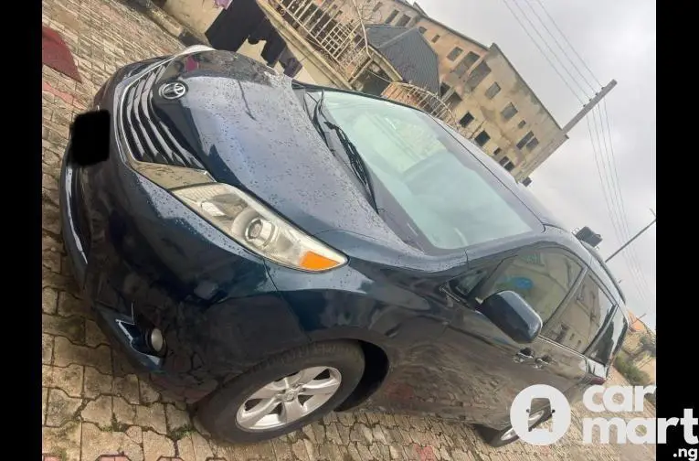 SUPER CLEAN 2013 TOYOTA SIENNA - 2/5