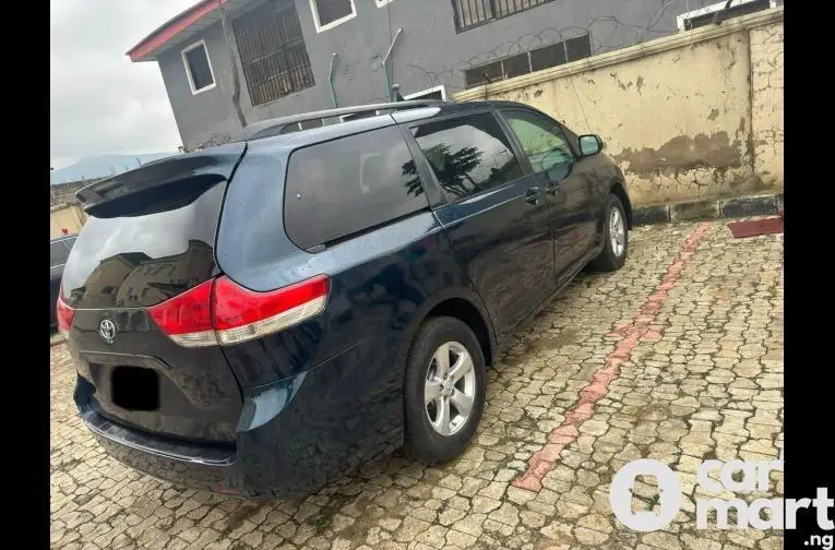 SUPER CLEAN 2013 TOYOTA SIENNA - 5/5