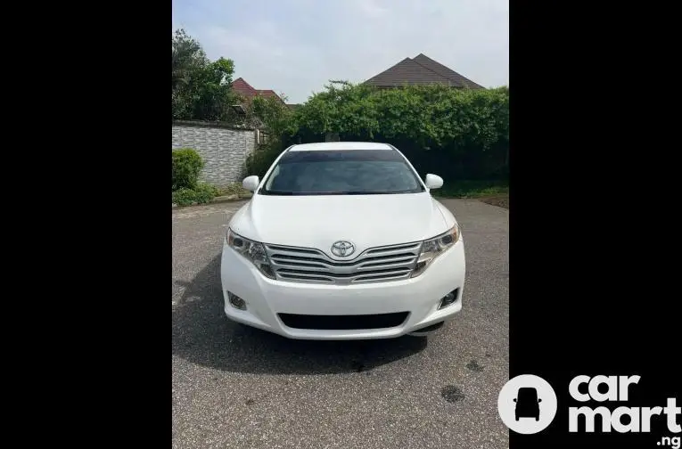 SUPER CLEAN 2010 TOYOTA VENZA - 1/5