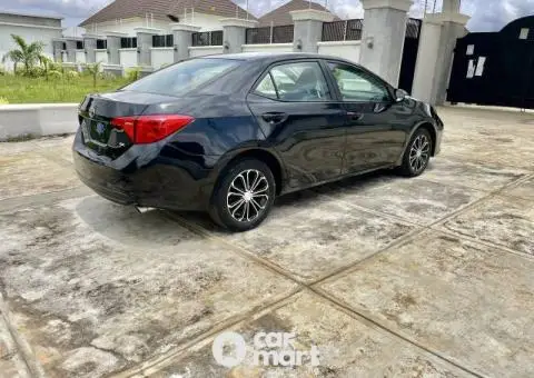 Super clean 2017 Toyota Corolla SE - 4/5