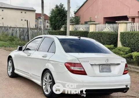 Super clean 2010 Mercedes Benz C300 - 4/5