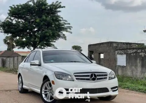 Super clean 2010 Mercedes Benz C300 - 1/5