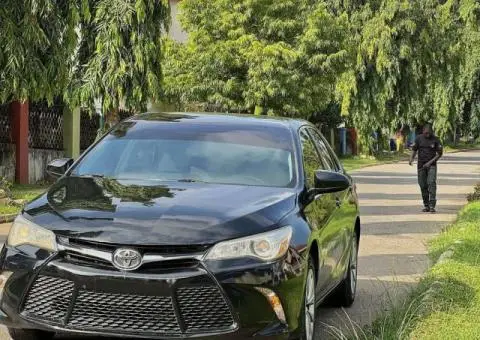 Super clean 2016 Toyota Camry LE - 1/5