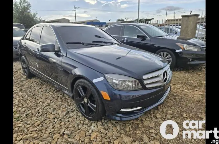 SUPER CLEAN 2010 MERCEDES BENZ C300 - 1/5