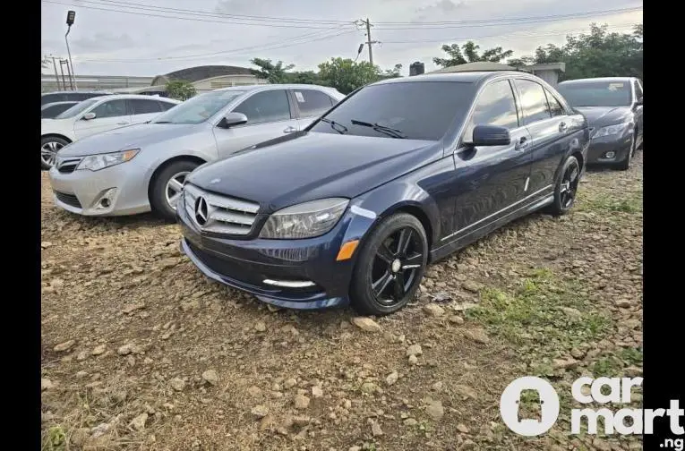 SUPER CLEAN 2010 MERCEDES BENZ C300 - 2/5