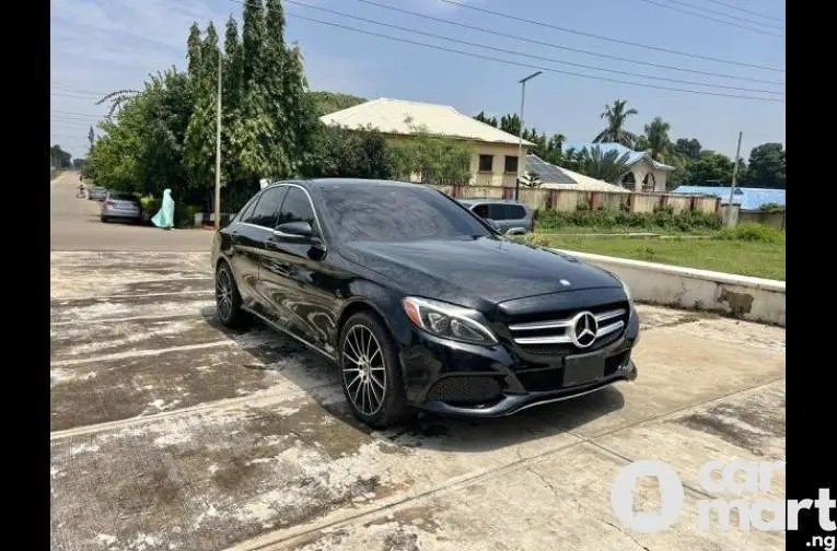 SUPER CLEAN 2015 KEYLESS MERCEDES BENZ C300 - 2/5