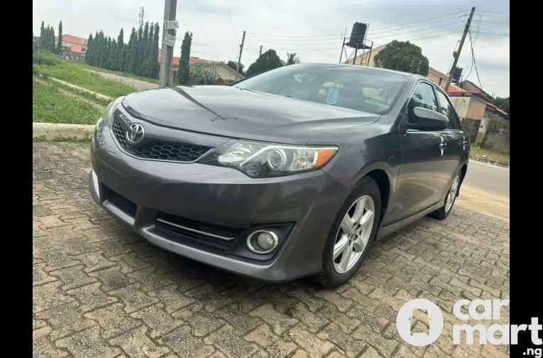 2014 TOYOTA CAMRY SE - 1/5