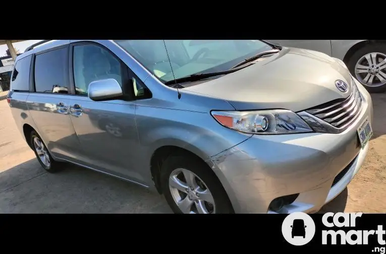 Used Toyota Sienna 2011 - 1/5