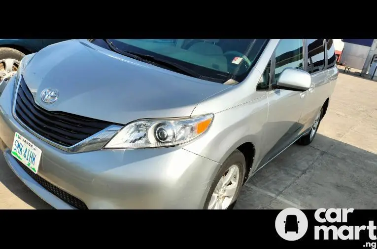 Used Toyota Sienna 2011 - 3/5