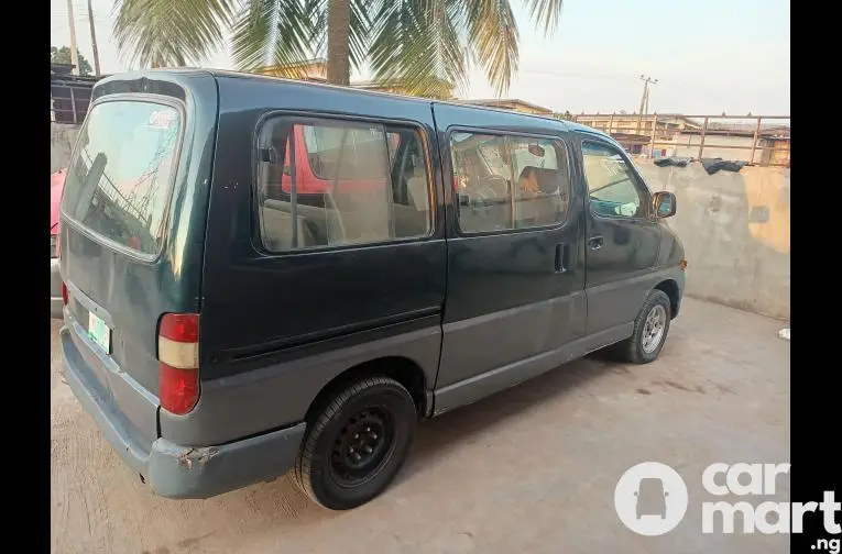 2005 Toyota HiAce bus - 5/5