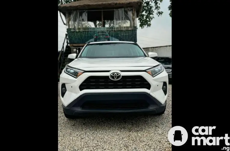 FOREIGN USED 2020 TOYOTA RAV4 XLE - 1/5