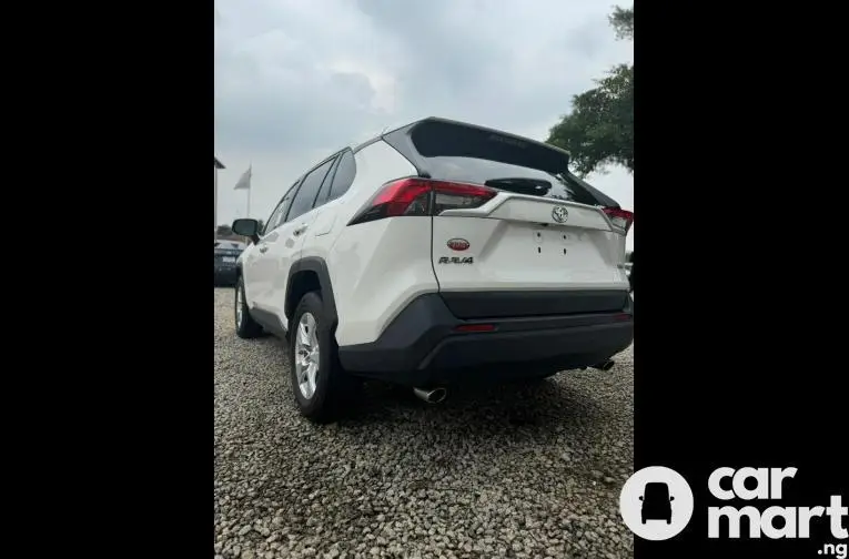 FOREIGN USED 2020 TOYOTA RAV4 XLE - 4/5