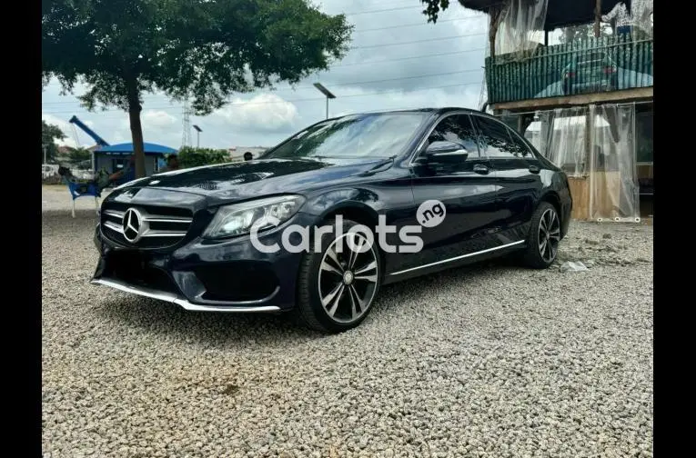 SUPER CLEAN 2016 MERCEDES BENZ C300 - 2/5