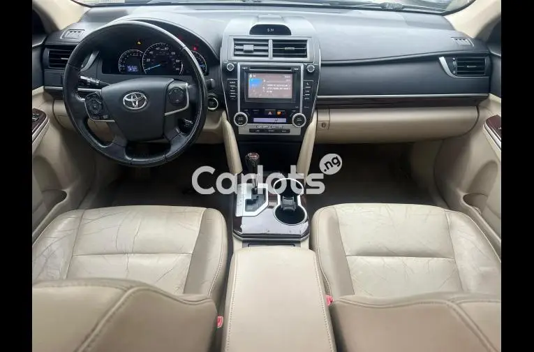 Tokunbo 2012 Toyota Camry XLE - 2/5