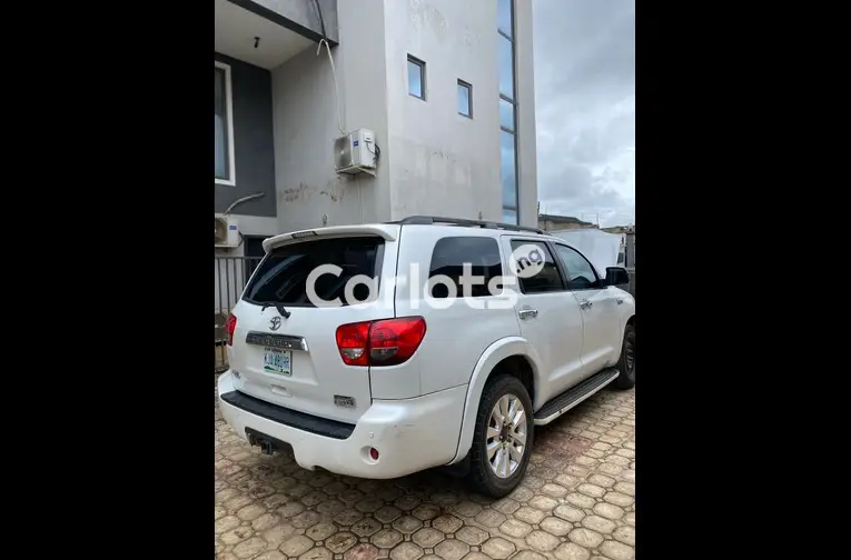 Registered Toyota Sequoia 2008 - 2/4