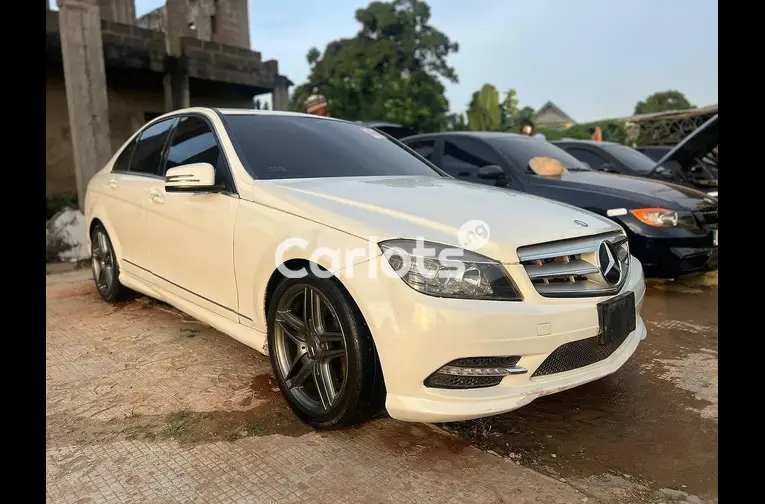 SUPER CLEAN 2008 MERCEDES BENZ C300 - 2/5