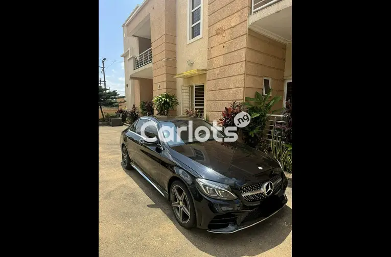 SUPER CLEAN 2017 MERCEDES BENZ C300 - 1/5