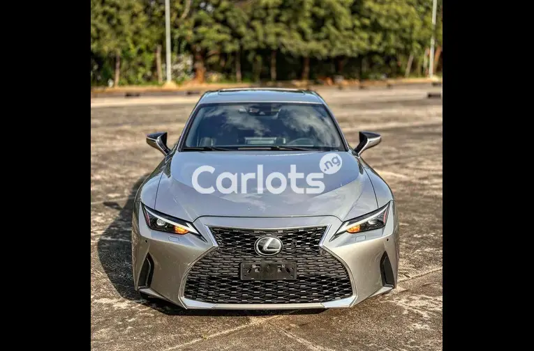 2024 LEXUS IS300