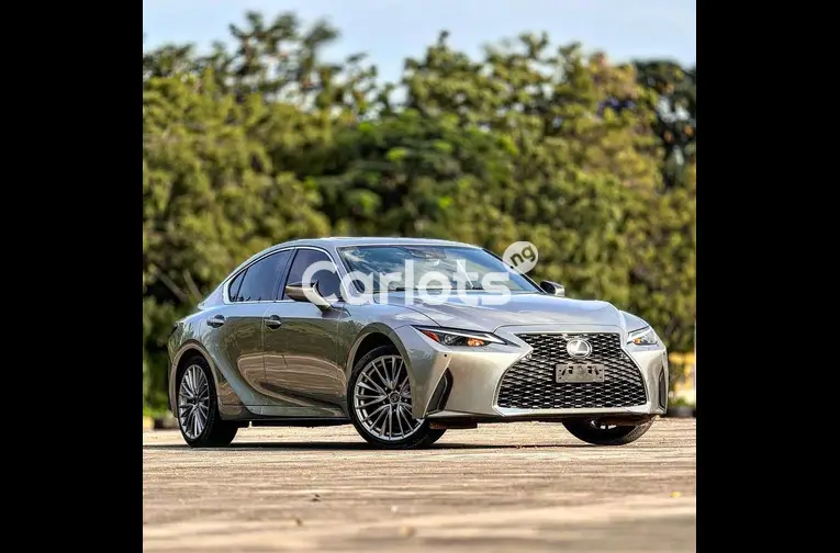 2024 LEXUS IS300 - 2/5