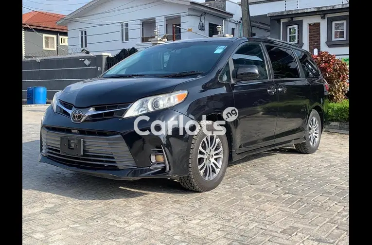 Pre-Owned 2018 Toyota Sienna XLE - 1/5