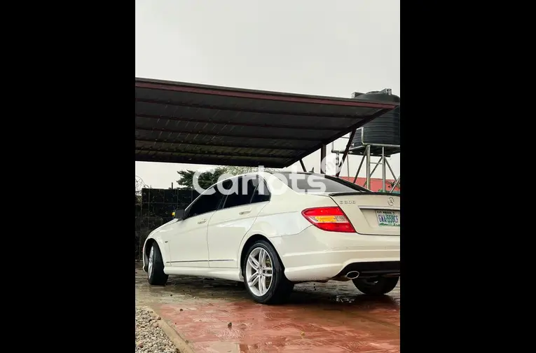 Distress sales 2009 Mercedes C300 With untampered engine and gear - 4/5