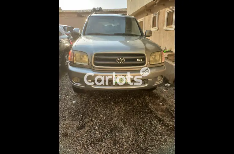 Registered 2005 Toyota Sequoia - 1/5