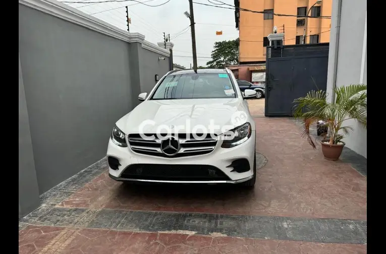 Newly arrived Mercedes Benz GLC300 4matic 2016 Full Option - 1/5