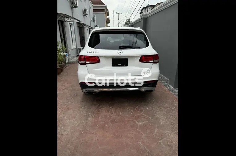 Newly arrived Mercedes Benz GLC300 4matic 2016 Full Option - 3/5
