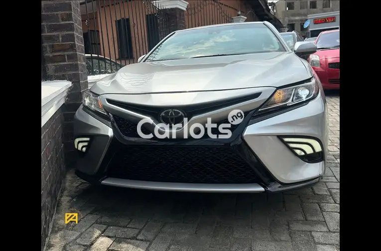 2018 Toyota Camry SE Premium - 1/5