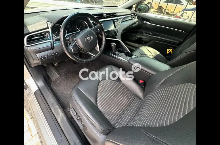 2018 Toyota Camry SE Premium - 2/5