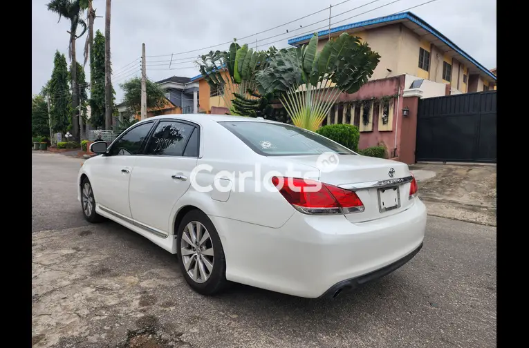 Foreign used Toyota Avalon 2011 limited edition - 3/5