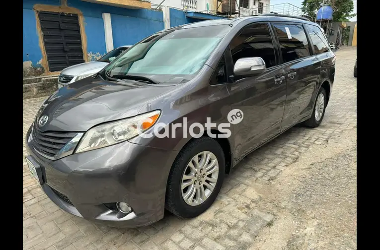 Reg 2012 Toyota sienna XLE