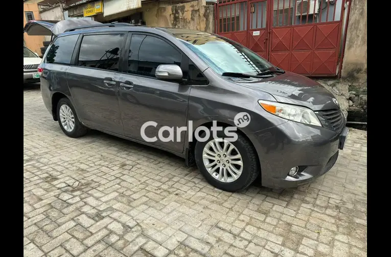 Reg 2012 Toyota sienna XLE - 3/5