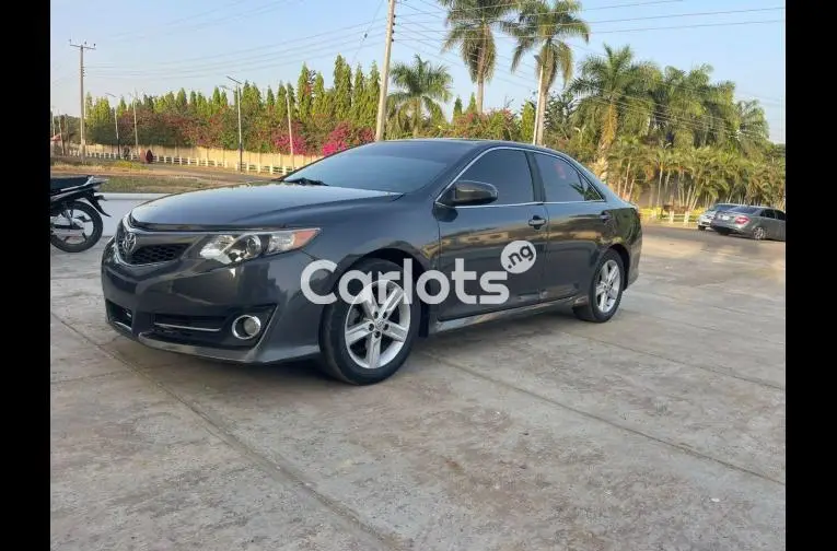 SUPER CLEAN 2013 TOYOTA CAMRY SE - 1/5