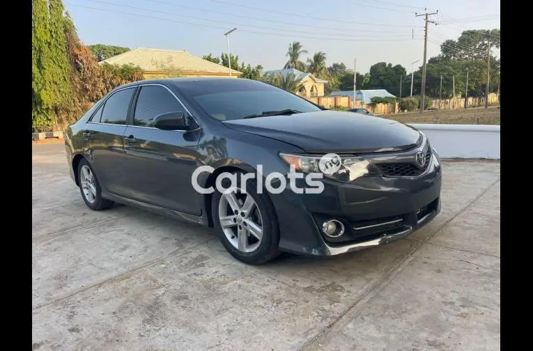 SUPER CLEAN 2013 TOYOTA CAMRY SE - 2/5