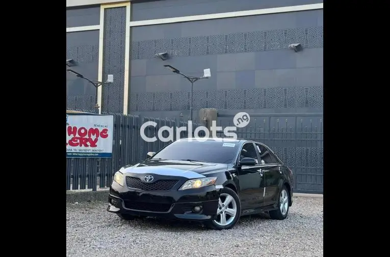 SUPER CLEAN 2011 TOYOTA CAMRY SE - 1/5