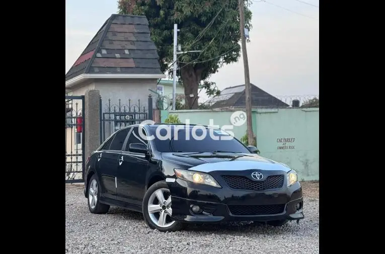 SUPER CLEAN 2011 TOYOTA CAMRY SE - 2/5