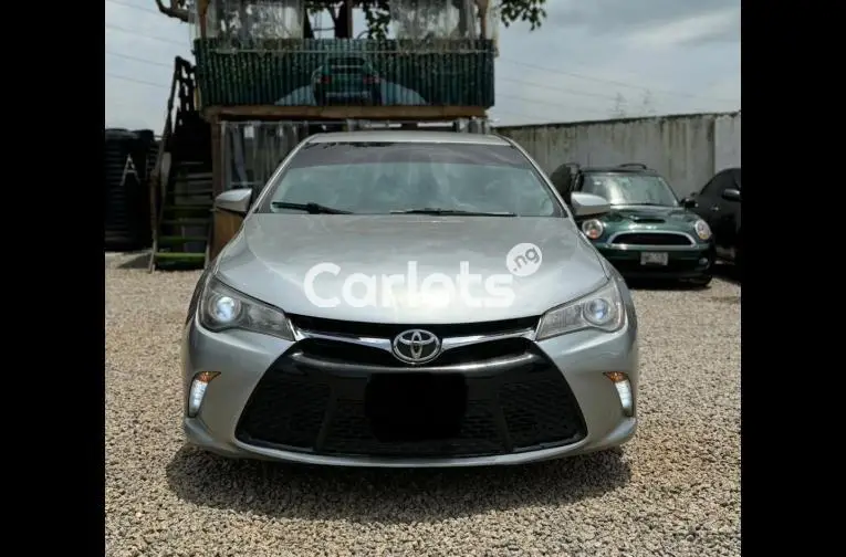 UNREGISTERED 2015 TOYOTA CAMRY SE - 1/4