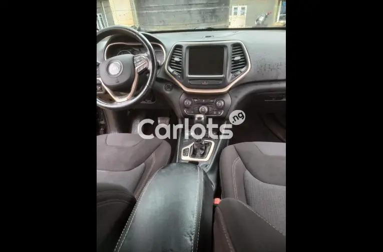 Few Months Used 2015 Grand Cherokee Jeep for sale in Lagos - photo 2 of 5