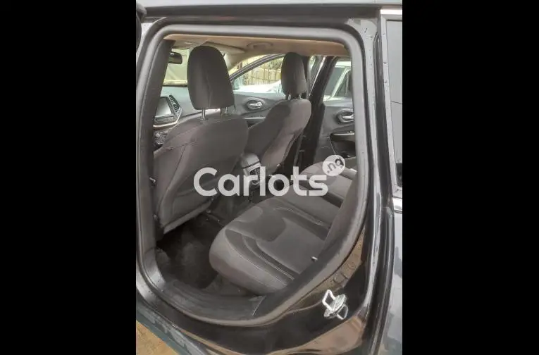 Few Months Used 2015 Grand Cherokee Jeep for sale in Lagos - thumbnail 3