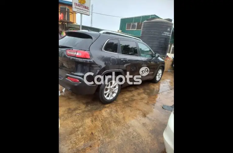 Few Months Used 2015 Grand Cherokee Jeep for sale in Lagos - thumbnail 5