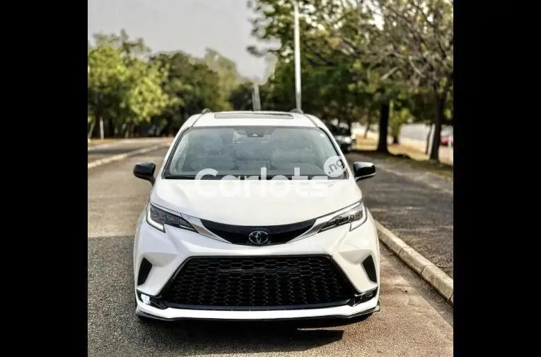 2021 TOYOTA SIENNA XSE HYBRID - 2/5