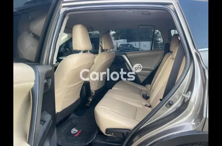 SUPER CLEAN 2018 UPGRADED TOYOTA RAV4 for sale in Kaduna, Kaduna - thumbnail 4